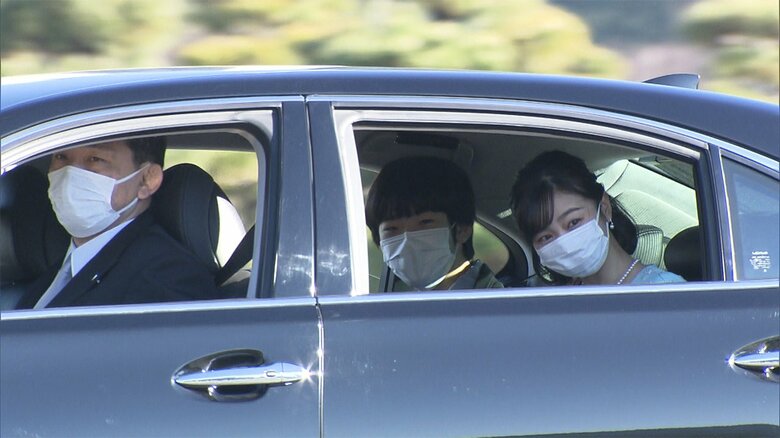 車の窓を開けて、にこやかに手を振られる佳子さまと悠仁さま