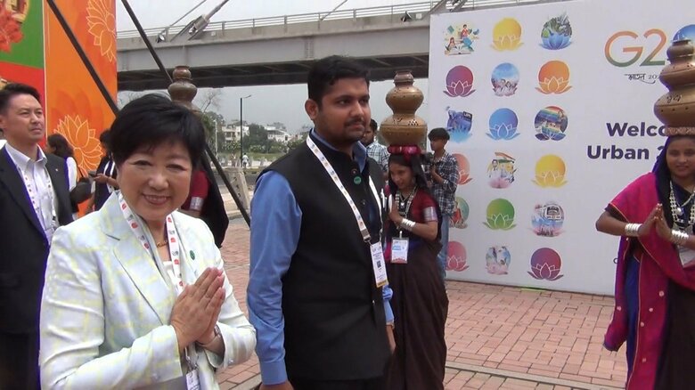 U20の会場に到着した小池知事　両手を合わせて挨拶