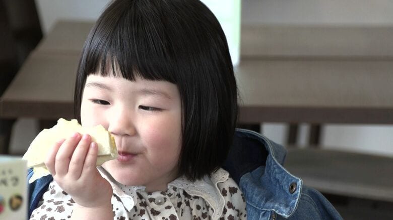サンドイッチを食べる女の子