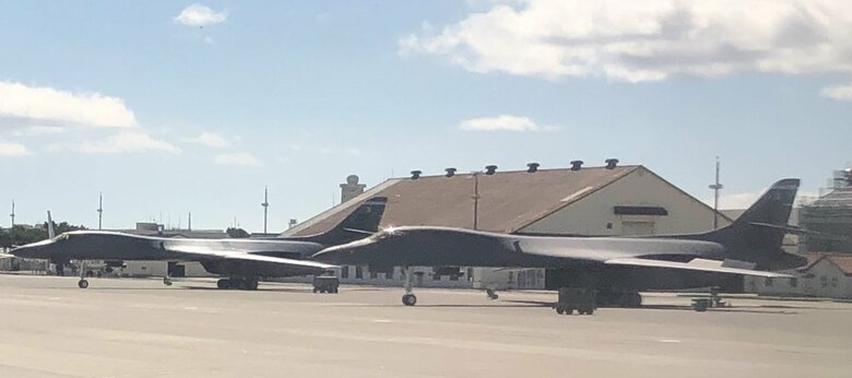「火星18型大陸間弾道ミサイル」の発射前日(7/11)、三沢基地に展開した2機のB-1B長距離爆撃機。（TAISUKE NAKAMRA氏提供）