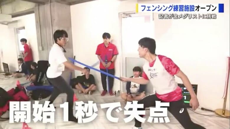 金メダリストに挑むテレビ新広島の五十川記者（左）