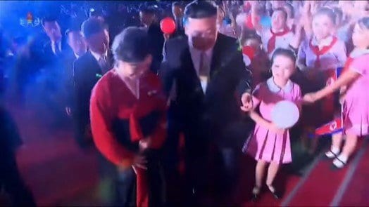 別の少女を制する場面も（右端）