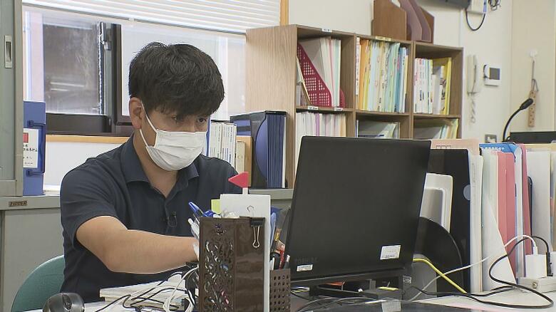 練習が行われている間、職員室で仕事を進めるバレー部顧問の有田晋梧さん