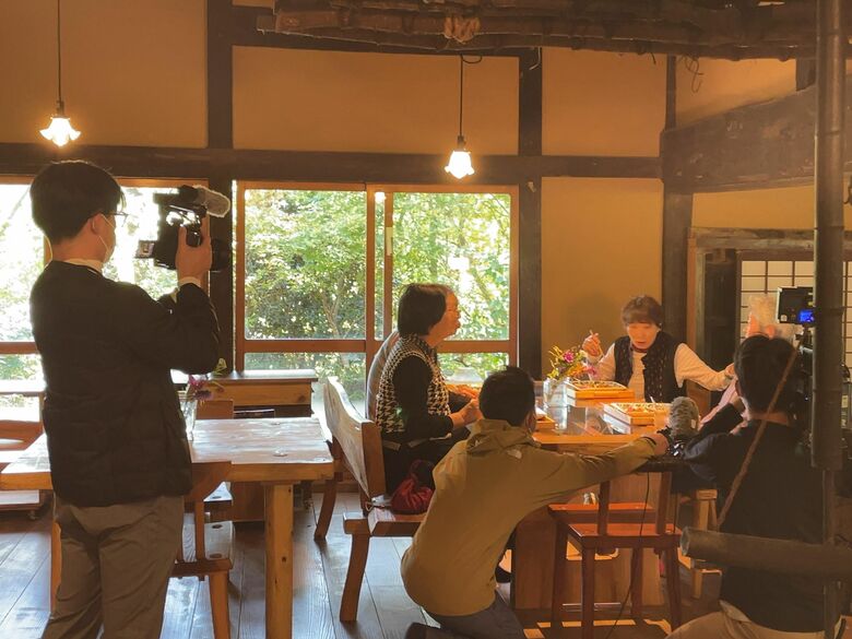 地元局がカフェにきたお客様を取材