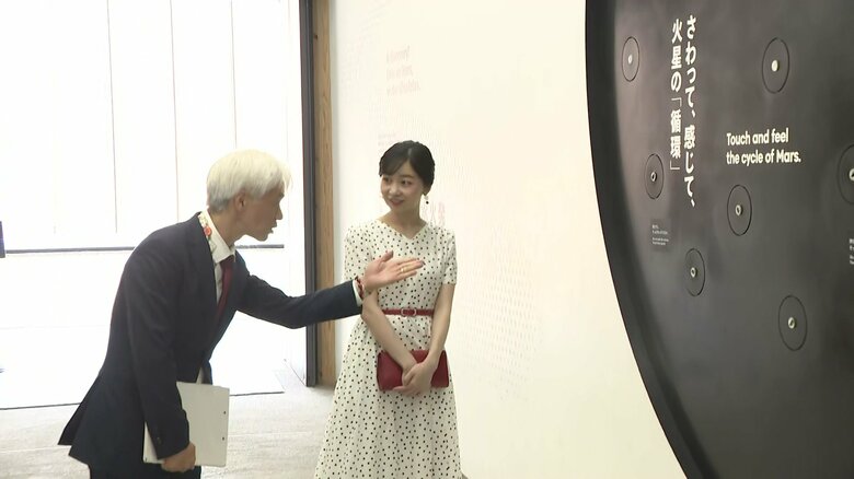 日本館を視察される佳子さま