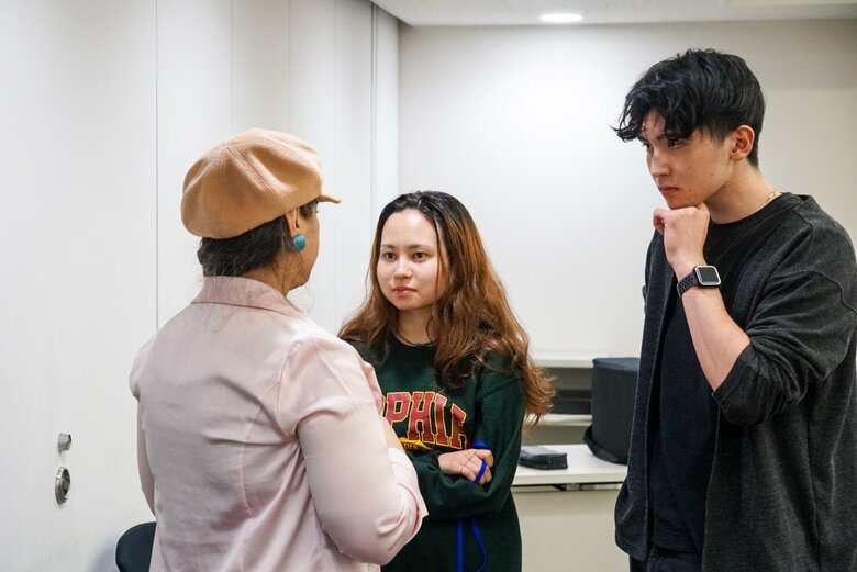 SRSGは物心両面から難民申請者を支援している