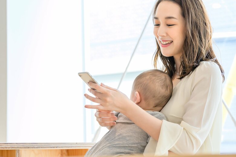 2026年度からは保育所の情報収集から申請書の提出までスマホで完結できる（画像はイメージ）
