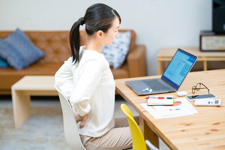 デスクワークなど日常のクセで骨盤がゆがむことも（画像：イメージ）