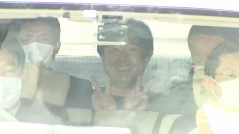 笑顔でピースサインを見せ警視庁に入るつばさの党代表・黒川容疑者　5月17日