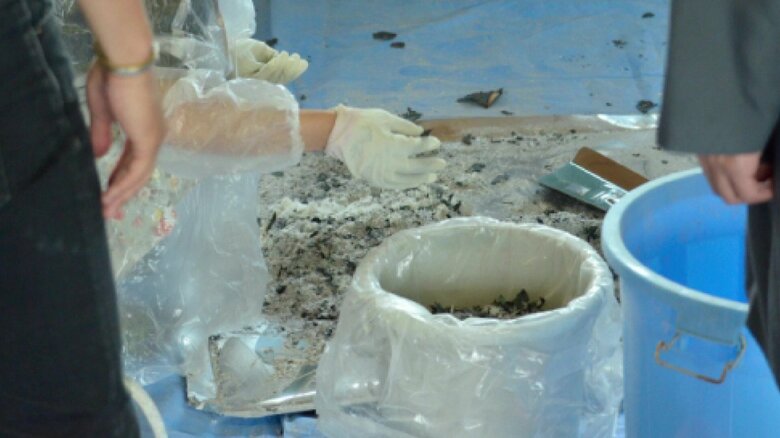 折り鶴を灰にして釉薬の中に混ぜ、顔料に