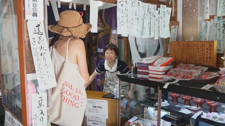 近所の和菓子店で会話楽しむアニーさん
