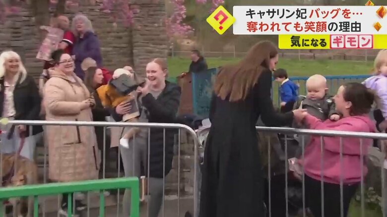 赤ちゃんが落としたバッグを、母親がキャッチする様子②