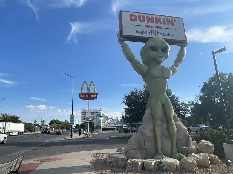 ロズウェル市のファストフード店も宇宙人モチーフ