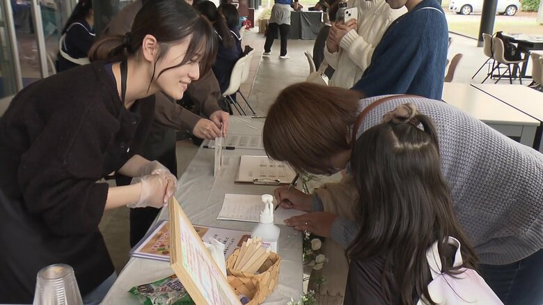 積極的に会話する様子も