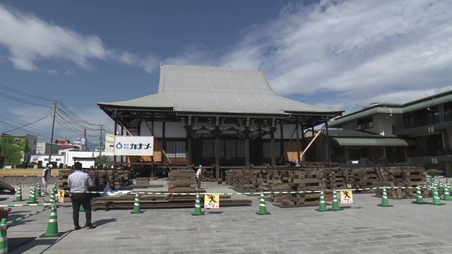 慎重に作業が進む