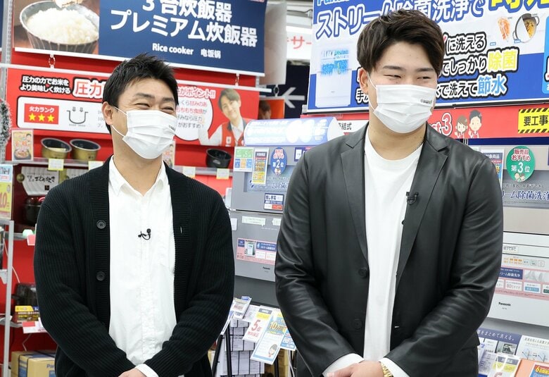 青木宣親、村上宗隆（左から）