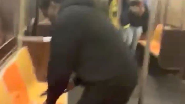 この時、黒人男性はかばんから銃を出した