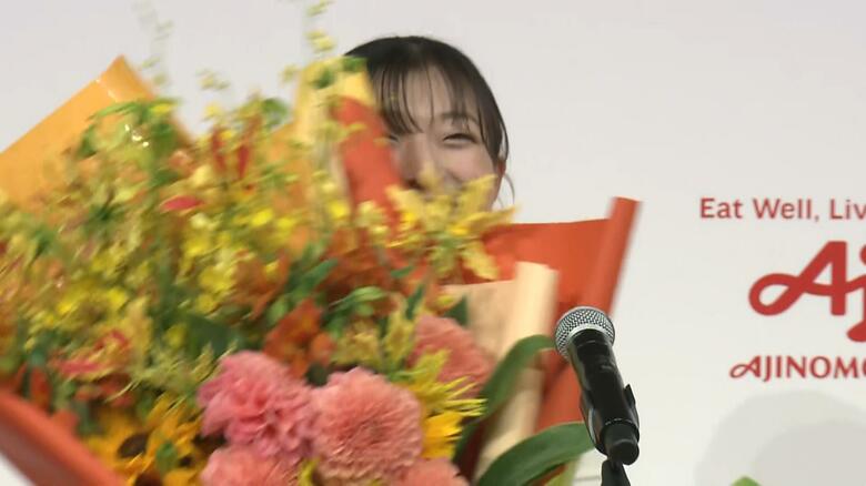 もらった花束で顔を隠す坂本花織選手(26)
