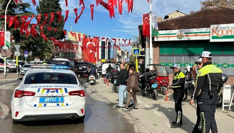 道路にはパトカー、歩道には警察官と警備が強化