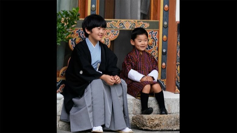 悠仁さまとブータン国王の長男・ジグメ・ナムゲル王子（ブータン王室広報局）