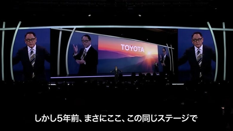 「5年前（画面中央）と同じネクタイでプレゼンに臨んだ豊田会長（両端）」 （トヨタ自動車YouTubeより）