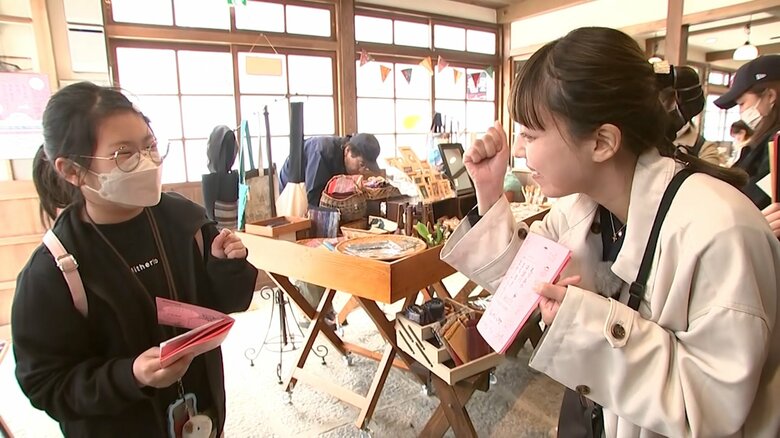 「一緒に頑張ろう！」とガッツポーズ