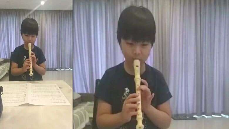音楽が好きで、日本人学校でもリコーダーを演奏していた幸士さん（遺族提供）
