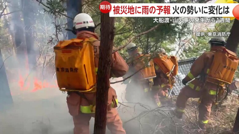 火が住宅のすぐそばまで迫る
