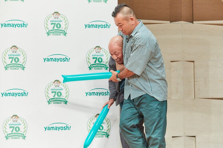 小峠さんがミス…　山芳製菓 70周年記念発表会