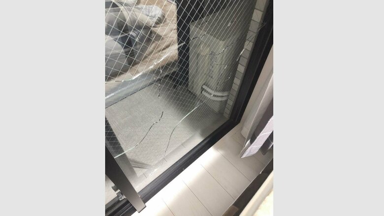 窓ガラスにヒビが入った画像