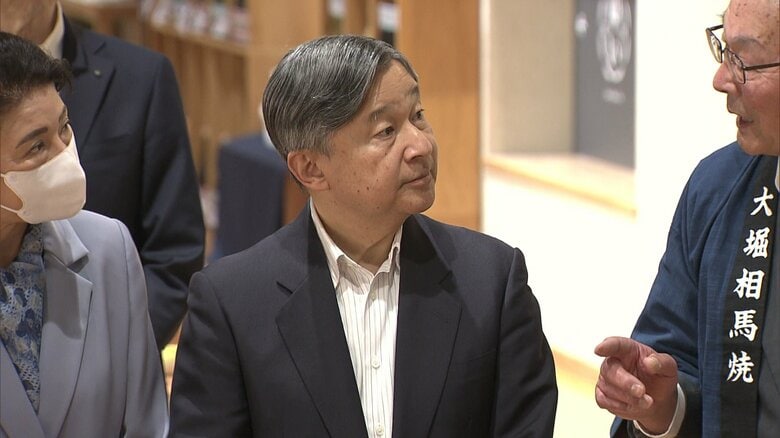 「道の駅なみえ」で大堀相馬焼をご覧になる天皇皇后両陛下と愛子さま