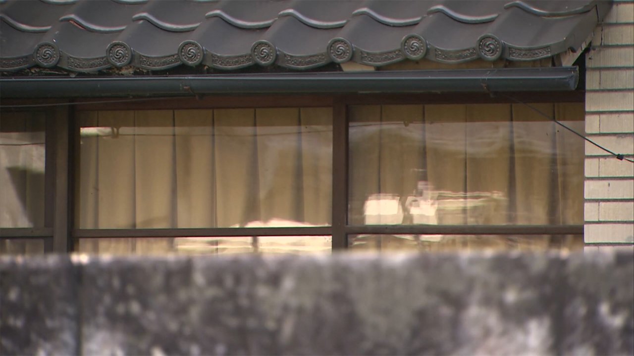 長野県議の妻 絞殺で新事実 遺体発見の自宅に 土足の跡 Fnnプライムオンライン 9月29日の朝 長野県議の妻が 自宅で死亡 ｄメニューニュース Nttドコモ
