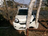 【80代ドライバー】T字路で一時停止しようとしたら『ブレーキとアクセルを踏み間違えた』暴走し立ち木に激突＿運転に不安がある人は「#8080」に相談を＜北海道室蘭市＞