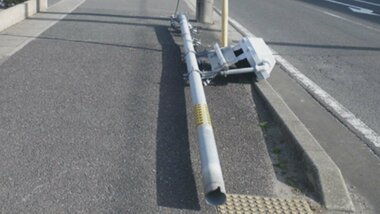 なぜ信号機は突然根元から折れた…科捜研の結論は「犬のおしっこ」 長年の繰り返しで尿素等が鋼鉄腐らせたか