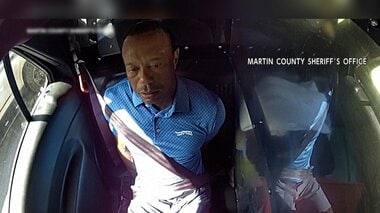プロゴルファーのタイガー・ウッズ選手逮捕の映像　警察官が動作のテスト行うも、うまく…