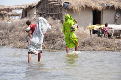 新たなグローバル多次元貧困指数報告書で、世界の貧困層のほぼ80%が気候ハザードに晒された地域で暮らすことが判明