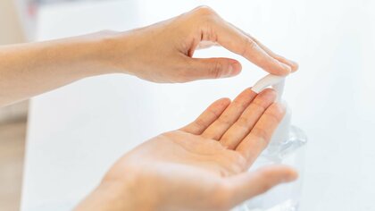 「手を組んで30秒」が大事! 習慣化して多くの人が忘れがち？アルコール消毒の正しい方法