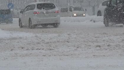 アイスバーンで「スリップ」ザクザク路面で「スタック」雪道運転での危険回避術　強烈寒気到来…全国564地点で冬日