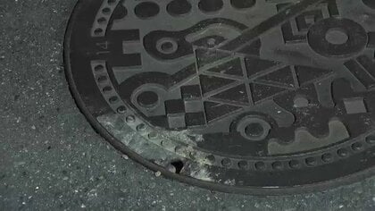 ゴキブリ駆除のガスバーナーが引火し“ガス爆発”か　住宅街でマンホールのフタが複数吹き飛ぶ　一部住宅が破損　福岡市