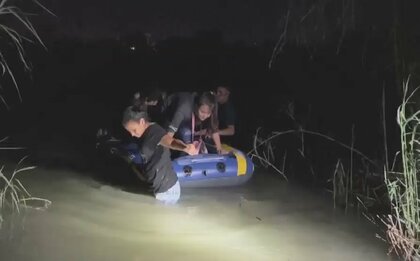 真夜中に命がけで…“監視の目”かいくぐり川を渡る「不法移民」　子どもの置き去りも