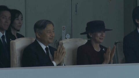 両陛下が文化の祭典「よさこい高知文化祭」開会式出席　ボルドーの秋らしい装い　「よさこい鳴子踊り」などのステージに拍手送られる
