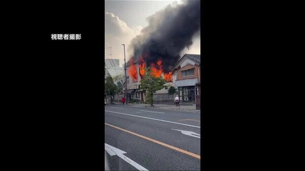 2階からオレンジ色の炎が…1階が和菓子店だった住宅で火事 住人とみられる80代くらいの男性けが 栃木・足利市