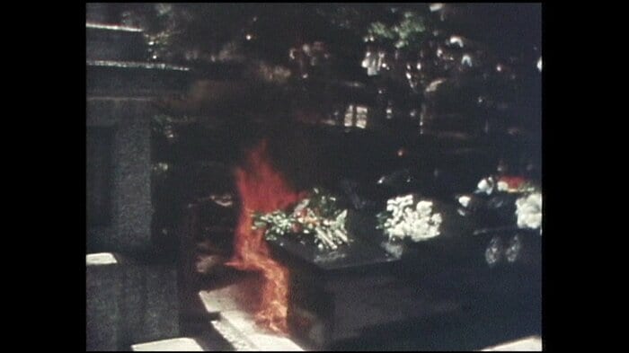 過激派が投げつけた火炎ビンで炎上する献花台