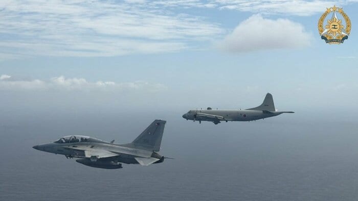 フィリピンの戦闘機FA50（手前）と海上自衛隊のP-3C哨戒機「オライオン」（奥）