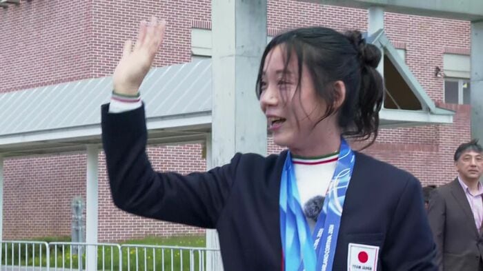 ファンの声援に応える高木美帆さん