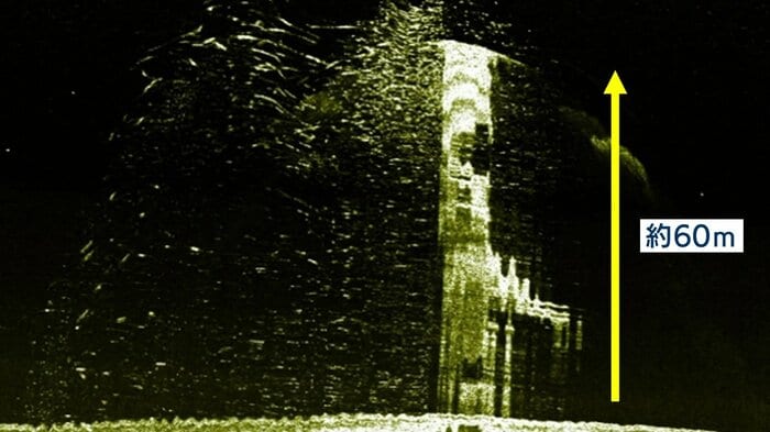 海底にほぼ垂直に突き刺さった状態で発見 潜水艦の艦首とみられる部分