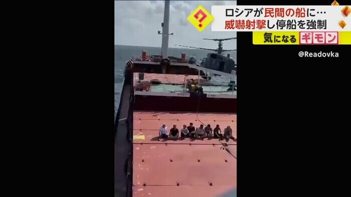 船の真ん中に男性たちが座っている