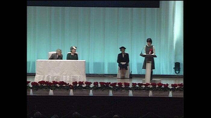 「海」をテーマにした作文コンクールの最優秀作品の朗読