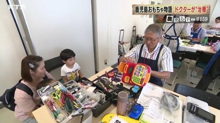 修理の様子を見てもらう竹﨑ドクター