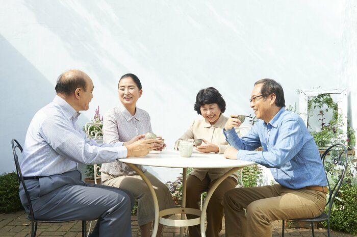高齢男性が暮らす公営住宅では毎日顔を合わせることがルールに(画像:イメージ)